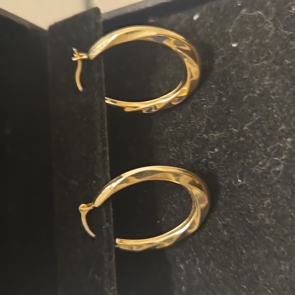 21.0mm Twist Oval Hoop Earrings in 14K Gold - Picture 4 of 6